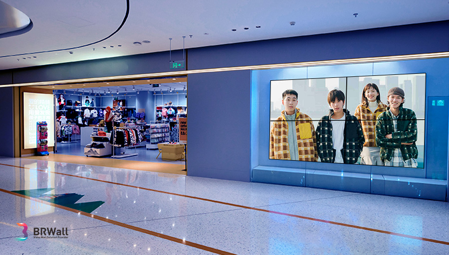 Video wall 2x2 được lắp đặt tại trung tâm thương mại hoặc cửa hàng bán lẻ